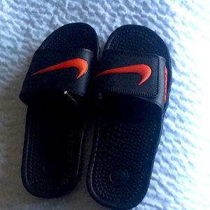 trying to sell a pairs of flip flops black and red